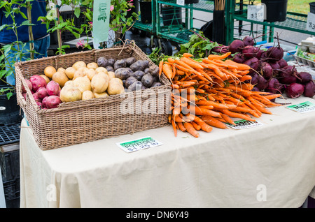 Anzeige von frischem Gemüse Karotten Rüben und Kartoffeln auf einem Bauernmarkt.  Beaverton, Oregon Stockfoto