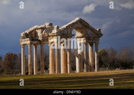 Monumentalen Tor (Tetrapylon) in der antiken griechischen Aphrodisias in der Nähe von Geyre Türkei, Stockfoto