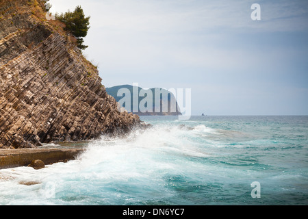 Brechenden Wellen auf Stein Adriaküste in Montenegro Stockfoto