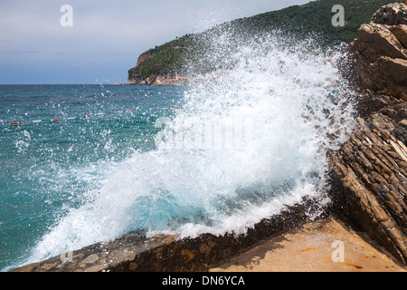 Brechende Welle an Adriaküste in Montenegro Stockfoto