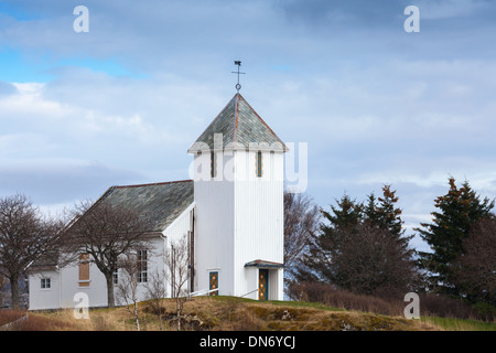 Traditionelle weiße Holz norwegische lutherische Kirche in Kleinstadt Stockfoto