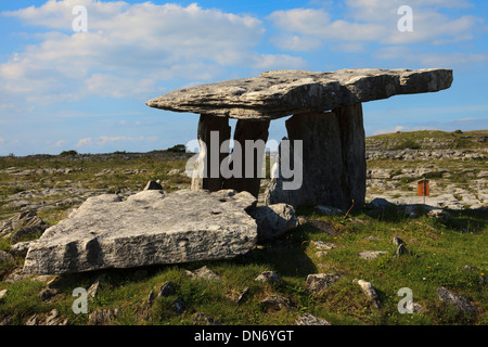 Ein Blick auf die 5000 Jahre alte Poulnabrone Dolmen in die Burren Co. Clare, Irland Stockfoto