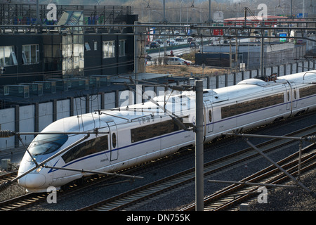 HSR Zug geht in Südbahnhof Peking in Peking, China. 15. Dezember 2013 Stockfoto