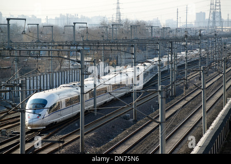 HSR Zug geht in Südbahnhof Peking in Peking, China. 15. Dezember 2013 Stockfoto