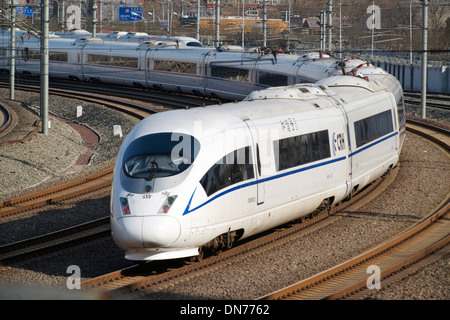 HSR Zug geht in Südbahnhof Peking in Peking, China. 15. Dezember 2013 Stockfoto