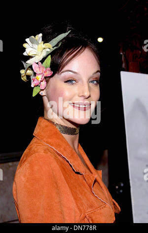 23. Oktober 2002 - Los Angeles, Kalifornien, USA - DANA DAUREY... K26852TR-LOS ANGELES-PREMIERE VON "KISS THE BRIDE". SCHAUFENSTER-REGENT THEATRE, LOS ANGELES, KALIFORNIEN. 23. OKTOBER 2002. TOM RODRIGUEZ / 2002 (Kredit-Bild: © Globe Photos/ZUMAPRESS.com) Stockfoto