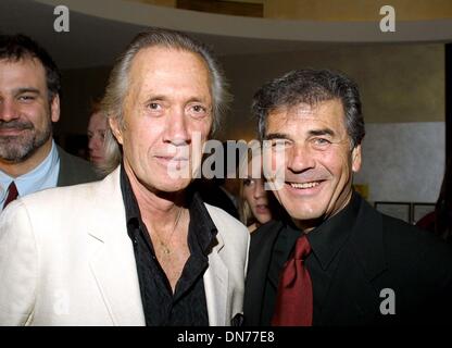 24. November 2002 - Beverly Hills, Kalifornien, USA - DAVID CARRADINE und ROBERT FORSTER... K27298TR NORBY WALTER 21. PRE-JAHRESURLAUB PARTY. DIE MÖNCH-VEREIN, BEVERLY HILLS, KALIFORNIEN. NOV. 24, 2002. TOM RODRIGUEZ / 2002. (Kredit-Bild: © Globe Photos/ZUMAPRESS.com) Stockfoto