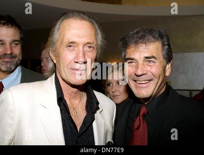 24. November 2002 - Beverly Hills, Kalifornien, USA - DAVID CARRADINE und ROBERT FORSTER... K27298TR NORBY WALTER 21. PRE-JAHRESURLAUB PARTY. DIE MÖNCH-VEREIN, BEVERLY HILLS, KALIFORNIEN. NOV. 24, 2002. TOM RODRIGUEZ / 2002. (Kredit-Bild: © Globe Photos/ZUMAPRESS.com) Stockfoto