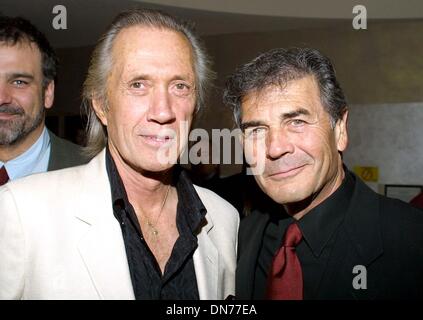 24. November 2002 - Beverly Hills, Kalifornien, USA - DAVID CARRADINE und ROBERT FORSTER... K27298TR NORBY WALTER 21. PRE-JAHRESURLAUB PARTY. DIE MÖNCH-VEREIN, BEVERLY HILLS, KALIFORNIEN. NOV. 24, 2002. TOM RODRIGUEZ / 2002. (Kredit-Bild: © Globe Photos/ZUMAPRESS.com) Stockfoto