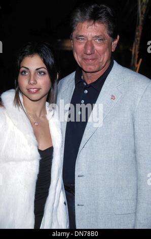 12. Dezember 2001 - K23665TR. ALI-PREMIERE BEIM GRAUMANS CHINESE THEATRE HOLLYWOOD 12/12/2001.JOE NAMATH UND TOCHTER JESSICA. TOM RODRIGUEZ / (Kredit-Bild: © Globe Photos/ZUMAPRESS.com) Stockfoto