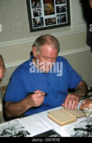 10. April 2002 - Hollywood, CA, USA - K24638EG: HOLLYWOOD Sammler zeigen. HOTEL BEVERLY GARLAND, NORTH HOLLYWOOD, CA 04/06/2002.ROD TAYLOR. POTO von ED GELLER / 2002 (Kredit-Bild: © Globe Photos/ZUMAPRESS.com) Stockfoto