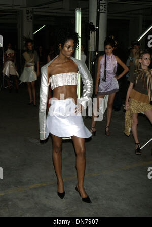 11. April 2002 - Hollywood, CA, USA - K24646MR: Fashionweek IN L.A.''TRANSCENDENCE 2002''. ENTWÜRFE VON NDOEMA.767 LAGER, LA, CA 04/10/2002.MODEL. MILAN RYBA / 2002 (Kredit-Bild: © Globe Photos/ZUMAPRESS.com) Stockfoto