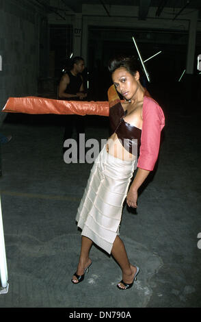 11. April 2002 - Hollywood, CA, USA - K24646MR: Fashionweek IN L.A.''TRANSCENDENCE 2002''. ENTWÜRFE VON NDOEMA.767 LAGER, LA, CA 04/10/2002.MODEL. MILAN RYBA / 2002 (Kredit-Bild: © Globe Photos/ZUMAPRESS.com) Stockfoto