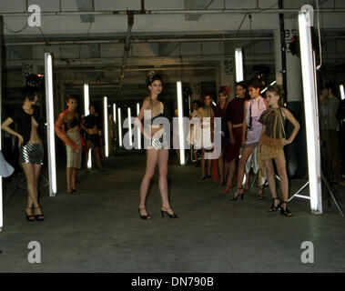 11. April 2002 - Hollywood, CA, USA - K24646MR: Fashionweek IN L.A.''TRANSCENDENCE 2002''. ENTWÜRFE VON NDOEMA.767 LAGER, LA, CA 04/10/2002.MODEL. MILAN RYBA / 2002 (Kredit-Bild: © Globe Photos/ZUMAPRESS.com) Stockfoto