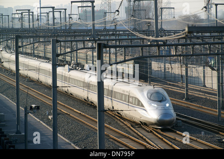 HSR Zug geht in Südbahnhof Peking in Peking, China. 15. Dezember 2013 Stockfoto