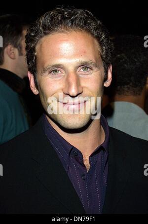 14. Oktober 2002 - Hollywood, CA, USA - MARK FEUERSTEIN... K26759TR '' VERLASSEN '' PREMIERE. PARAMOUNT PICTURES, HOLLYWOOD, KALIFORNIEN. 14. OKTOBER 2002. TOM RODRIGUEZ / 2002 (Kredit-Bild: © Globe Photos/ZUMAPRESS.com) Stockfoto