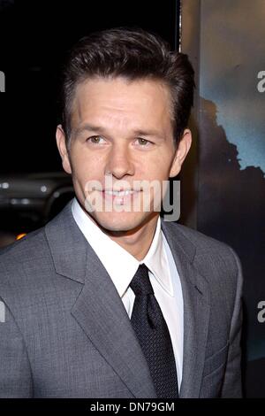 16. Oktober 2002 - Beverly Hills, CALIFORNIA, USA - MARK WAHLBERG... K26766TR WELT-PREMIERE "DIE WAHRHEIT ÜBER CHARLIE''. DIE ACADEMY OF MOTION PICTURE ARTS AND SCIENCES, BEVERLY HILLS, CA. 16. OKTOBER 2002. TOM RODRIGUEZ / 2002 (Kredit-Bild: © Globe Photos/ZUMAPRESS.com) Stockfoto