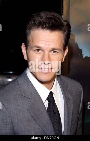 16. Oktober 2002 - Beverly Hills, CALIFORNIA, USA - MARK WAHLBERG... K26766TR WELT-PREMIERE "DIE WAHRHEIT ÜBER CHARLIE''. DIE ACADEMY OF MOTION PICTURE ARTS AND SCIENCES, BEVERLY HILLS, CA. 16. OKTOBER 2002. TOM RODRIGUEZ / 2002 (Kredit-Bild: © Globe Photos/ZUMAPRESS.com) Stockfoto