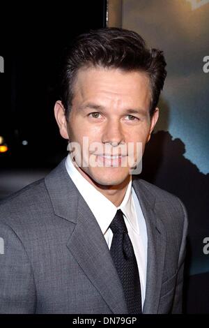 16. Oktober 2002 - Beverly Hills, CALIFORNIA, USA - MARK WAHLBERG... K26766TR WELT-PREMIERE "DIE WAHRHEIT ÜBER CHARLIE''. DIE ACADEMY OF MOTION PICTURE ARTS AND SCIENCES, BEVERLY HILLS, CA. 16. OKTOBER 2002. TOM RODRIGUEZ / 2002 (Kredit-Bild: © Globe Photos/ZUMAPRESS.com) Stockfoto