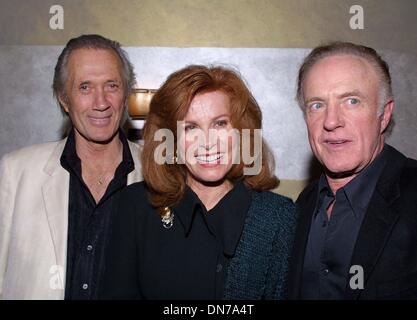 24. November 2002 - Beverly Hills, CALIFORNIA, USA - DAVID CARRADINE, Stefanie POWERS und JAMES CAAN... K27298TR NORBY WALTER 21. PRE-JAHRESURLAUB PARTY. DIE MÖNCH-VEREIN, BEVERLY HILLS, KALIFORNIEN. NOV. 24, 2002. TOM RODRIGUEZ / 2002. (Kredit-Bild: © Globe Photos/ZUMAPRESS.com) Stockfoto