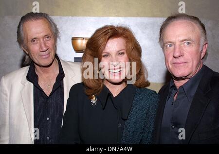 24. November 2002 - Beverly Hills, CALIFORNIA, USA - DAVID CARRADINE, Stefanie POWERS und JAMES CAAN... K27298TR NORBY WALTER 21. PRE-JAHRESURLAUB PARTY. DIE MÖNCH-VEREIN, BEVERLY HILLS, KALIFORNIEN. NOV. 24, 2002. TOM RODRIGUEZ / 2002. (Kredit-Bild: © Globe Photos/ZUMAPRESS.com) Stockfoto