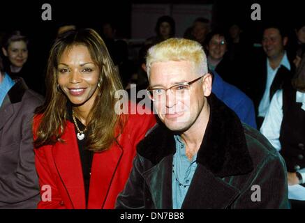 16. Oktober 1993 - ADAM CLAYTON mit VALERIE CAMPBELL Mutter britische MODEL NAOMI CAMPBELL 10/16/1993.#16723.Â© UPPA / (Kredit-Bild: © Globe Photos/ZUMAPRESS.com) Stockfoto