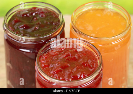 Marmelade aus Erdbeeren, Kirschen und Aprikosen in Gläsern hergestellt Stockfoto