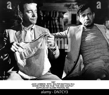 1. Januar 2001 - 1967.JACK LEMMON mit WALTER MATTHAU IN A. SZENE AUS DEM FILM '' THE ODD COUPLE''... VON geliefert (Kredit-Bild: © Globe Photos/ZUMAPRESS.com) Stockfoto