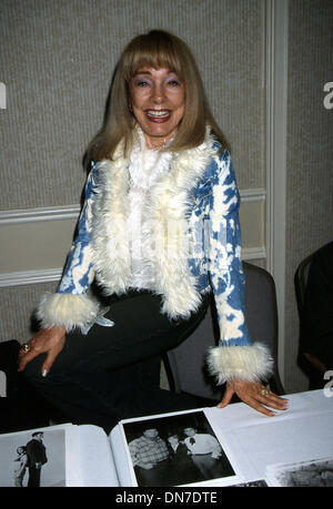 10. April 2002 - Hollywood, CA, USA - K24638EG: HOLLYWOOD Sammler zeigen. HOTEL BEVERLY GARLAND, NORTH HOLLYWOOD, CA 04/06/2002.TERRY MOORE. POTO von ED GELLER / 2002 (Kredit-Bild: © Globe Photos/ZUMAPRESS.com) Stockfoto