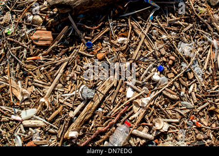 Müll angespült am Strand in das Meer des Künstlers Stadt Cadaques, Halbinsel Cap de Creus, Costa Brava, Katalonien, Spanien Stockfoto