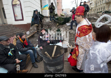 Kiew, Ukraine. 19. Dezember 2013. St. Nikolaus nimmt Teil an einer Demonstration gegen die Politik der ukrainische Präsident Yanukovych in den kalten Temperaturen und Barracades aus Schnee in Kiew, Ukraine, 19. Dezember 2013 gemacht. Foto: Jan A. Nicolas/Dpa/Alamy Live News Stockfoto