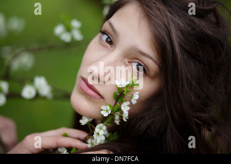 Mädchen mit Kirschblüten, Porträt Stockfoto