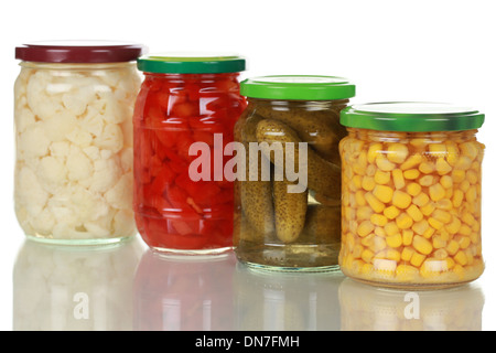 Gemüse wie Mais, Paprika, Blumenkohl und Gurken in Gläsern konserviert Stockfoto