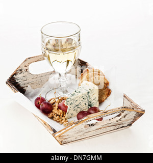 Snacks Dor Blauschimmelkäse, Nüssen, Trauben und Wein auf Tablett Stockfoto