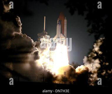 22. Juli 1999 - KENNEDY SPACE CENTER, FLA. DIE FEURIGE LAUNCYH DES SPACE SHUTTLE COLUMBIA LEUCHTET DIE NACHT HIMMEL ALS SEINE AUFZÜGE AUS AUS LAUNCYH PAD 39 B AUF MISSION STS93. GELIEFERT: K14433JKEL (Kredit-Bild: © Globe Photos/ZUMAPRESS.com) Stockfoto