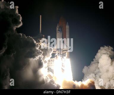 22. Juli 1999 - KENNEDY SPACE CENTER, FLA. DIE FEURIGE LAUNCYH DES SPACE SHUTTLE COLUMBIA LEUCHTET DIE NACHT HIMMEL ALS SEINE AUFZÜGE AUS AUS LAUNCYH PAD 39 B AUF MISSION STS93. GELIEFERT: K14433JKEL (Kredit-Bild: © Globe Photos/ZUMAPRESS.com) Stockfoto