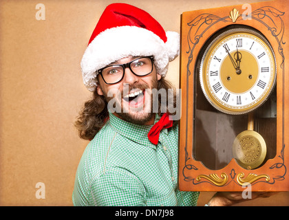 Foto von fassungslos Santa Holding Uhr zeigt fünf Minuten vor zwölf Stockfoto