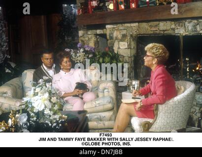 14. Februar 2001 - F7493. JIM UND BAKKER MIT SALLY JESSEY RAPHAEL. Â © INS.(Credit Image: © Globe Photos/ZUMAPRESS.com) Stockfoto