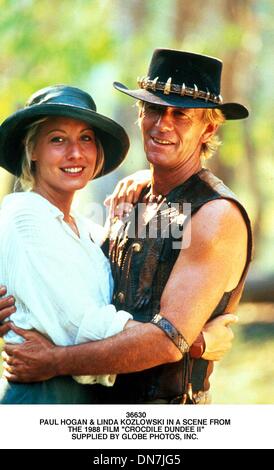 11. Mai 2001 - 36630.PAUL HOGAN & LINDA KOZLOWSKI IN einer Szene aus. DER 1988 FILM '' SPÄTESTENS DUNDEE II''. VON geliefert (Kredit-Bild: © Globe Photos/ZUMAPRESS.com) Stockfoto