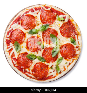 Peperoni-Pizza mit Basilikum Blätter isolierten auf weißen Hintergrund Stockfoto