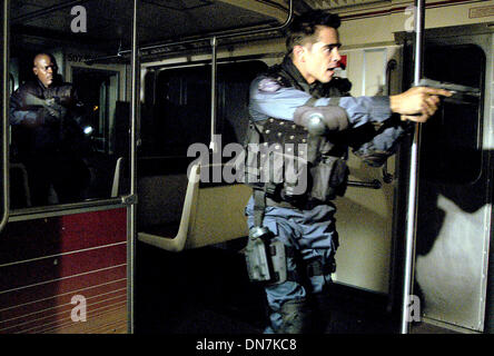 17. November 2002 - K46440ES.'' SWAT ''. TV-FILM-STILLS. GELIEFERT von Samuel und Colin Farrell porträtieren Elite S.W.A.T (Credit-Bild: © Globe Photos/ZUMAPRESS.com) Stockfoto