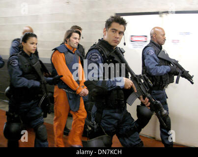 27. November 2002 - K46440ES.'' SWAT ''. TV-FILM-STILLS. GELIEFERT von Michelle Rodriguez, Olivier Martinez, Colin Farrell und Samuel L. Jackson(Credit Image: © Globe Photos/ZUMAPRESS.com) Stockfoto