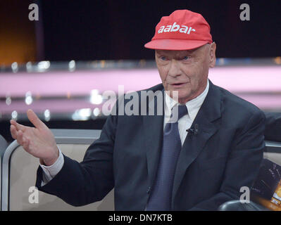 Hürth, Deutschland. 19. Dezember 2013. Ehemalige Formel-1-Pilot Niki Lauda spricht während der Aufzeichnung von TV-Event "30 Jahre RTL - das große Jubiläum zeigen Thomas Gottschalk" in Hürth, Deutschland, 19. Dezember 2013. Die letzten zwei Jubiläums-Shows wird 04 Januar 2014 übertragen. Foto: Henning Kaiser/Dpa/Alamy Live News Stockfoto