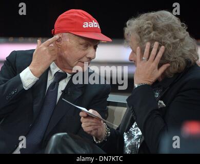 Hürth, Deutschland. 19. Dezember 2013. Niki Lauda (L) zeigt TV-Moderator Thomas Gottschalk seinen verletzten Ohr während der Aufzeichnung von TV-Event "30 Jahre RTL - das große Jubiläum zeigen Thomas Gottschalk" in Hürth, Deutschland, 19. Dezember 2013. Die letzten zwei Jubiläums-Shows wird 04 Januar 2014 übertragen. Foto: Henning Kaiser/Dpa/Alamy Live News Stockfoto