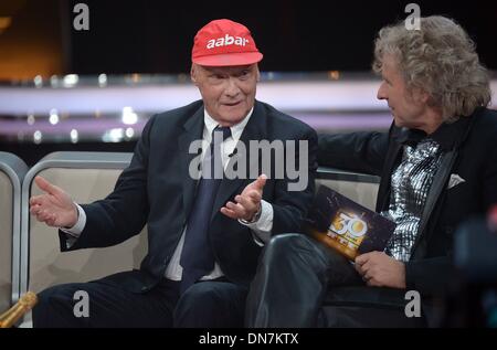 Hürth, Deutschland. 19. Dezember 2013. Niki Lauda (L) zeigt TV-Moderator Thomas Gottschalk seinen verletzten Ohr während der Aufzeichnung von TV-Event "30 Jahre RTL - das große Jubiläum zeigen Thomas Gottschalk" in Hürth, Deutschland, 19. Dezember 2013. Die letzten zwei Jubiläums-Shows wird 04 Januar 2014 übertragen. Foto: Henning Kaiser/Dpa/Alamy Live News Stockfoto