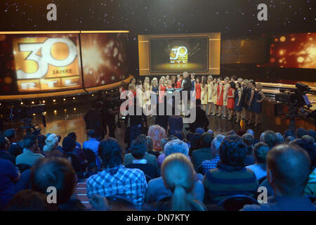 Hürth, Deutschland. 19. Dezember 2013. Deutsche TV-Moderatorin Thomas Gottschalk (C) sitzt mit 30 Frauen, die auch am 2. Januar 1984, das Datum geboren wurden, dass RTL begann Rundfunk 30 Jahre Agon, während der Aufzeichnung von TV-Event "30 Jahre RTL - das große Jubiläum zeigen Thomas Gottschalk" in Hürth, Deutschland, 19. Dezember 2013. Die letzten zwei Jubiläums-Shows wird 04 Januar 2014 übertragen. Foto: Henning Kaiser/Dpa/Alamy Live News Stockfoto