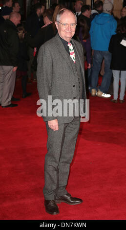 London, UK, 19. Dezember 2013 Jim Broadbent kommt im Vue, West End für die Premiere von Harry Hill: The Movie Foto: MRP/Alamy Live News Stockfoto