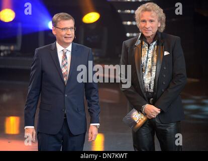 Hürth, Deutschland. 19. Dezember 2013. Ebenfalls Günther Jauch (L) und Thomas Gottschalk (R) während der für die Aufzeichnung von RTL Fernsehen zeigen '30 Jahre RTL - Die Grosse Jubilaeumshow' in Hürth, Deutschland, 19. Dezember 2013. 4. Januar 2014 wird die letzte der beiden Jubiläum zeigt übertragen. Foto: HENNING KAISER/Dpa/Alamy Live News Stockfoto