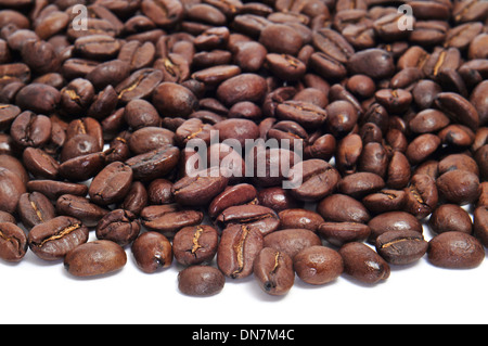 Nahaufnahme von einem Haufen von gerösteten Kaffeebohnen auf weißem Hintergrund Stockfoto