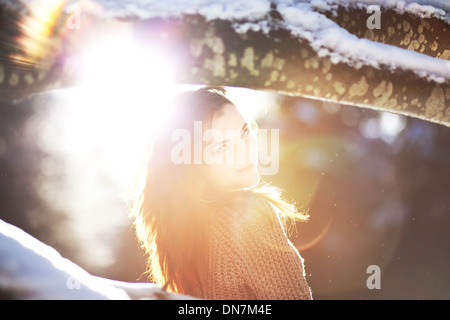 Porträt einer jungen Frau bei Gegenlicht Stockfoto